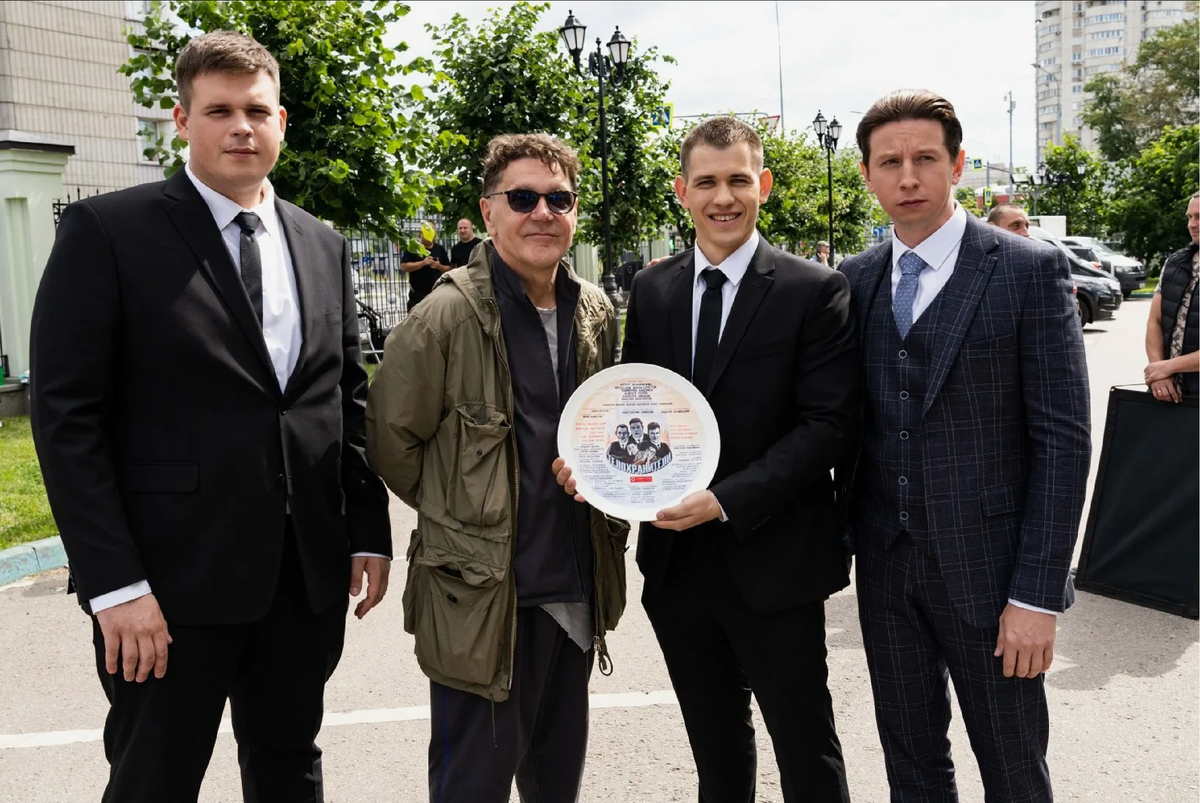Сергей Маковецкий с партнерами по сериалу "Телохранители"