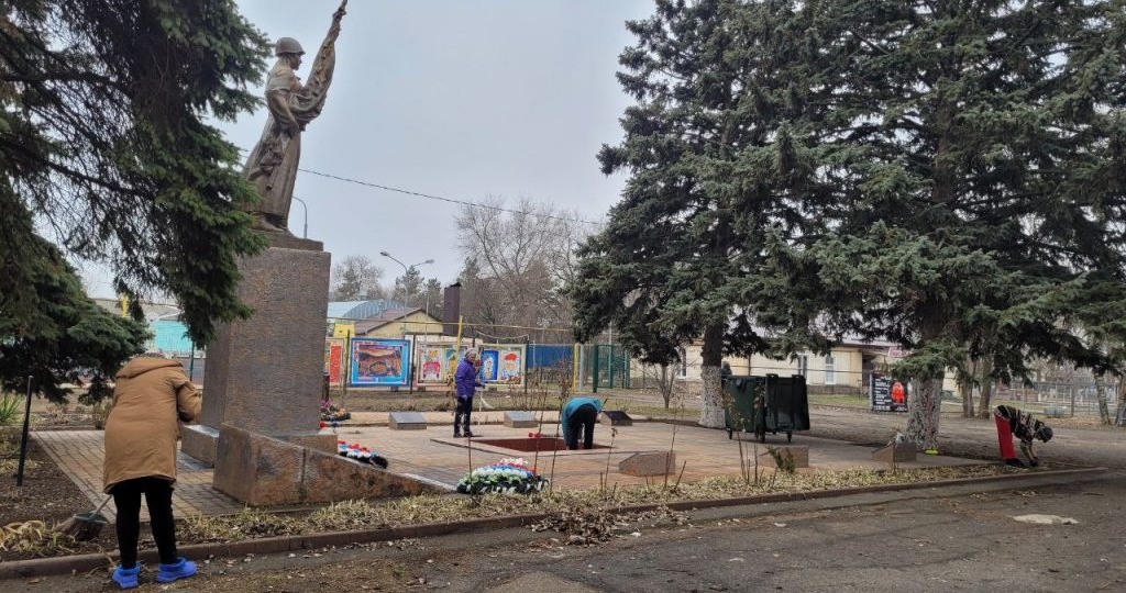 Волонтеры села Самарское привели в порядок памятник героям Великой Отечественной войны в преддверии 80-летия Победы