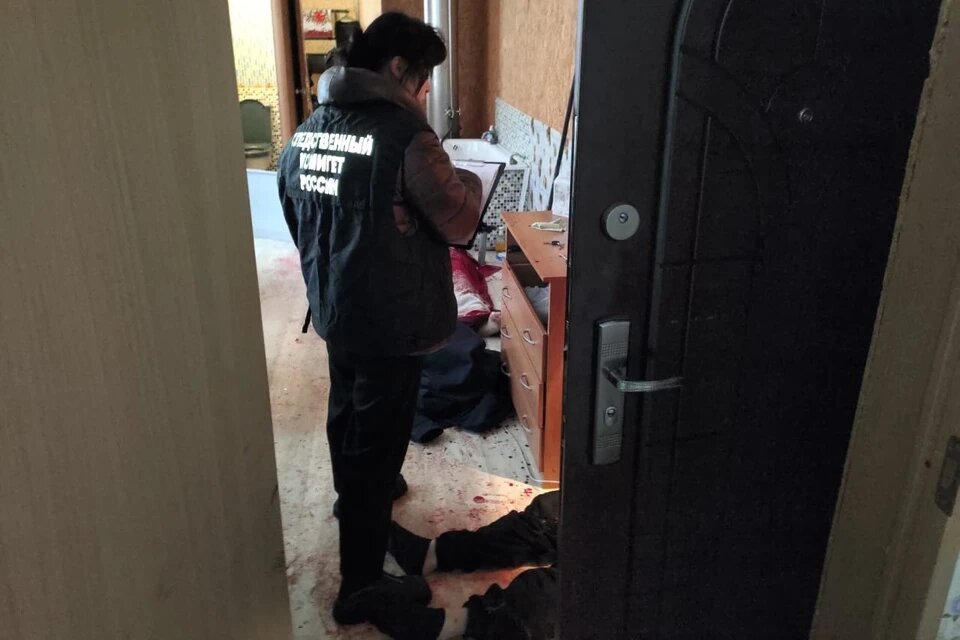 Работа эксперта-криминалиста на месте преступления. Фото: СУ СК России по Сахалинской области.