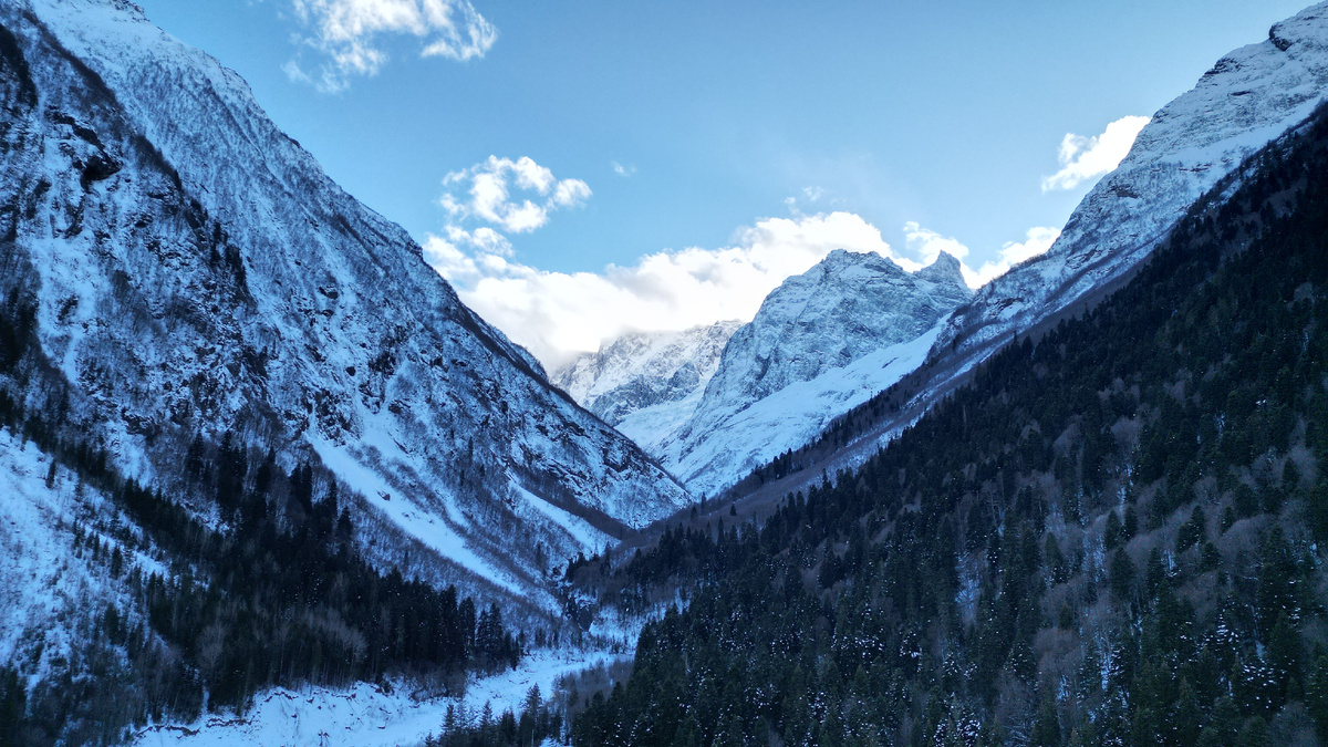 Вид на ущелье Аманауз - к.п Домбай, КЧР, март 2025