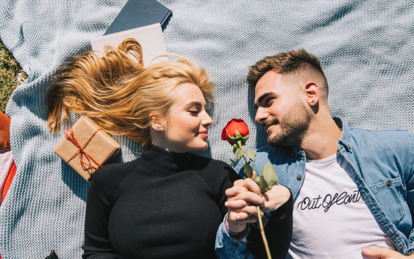    Переживания, копирование действий и комплименты: 9 научных способов влюбить в себя человека