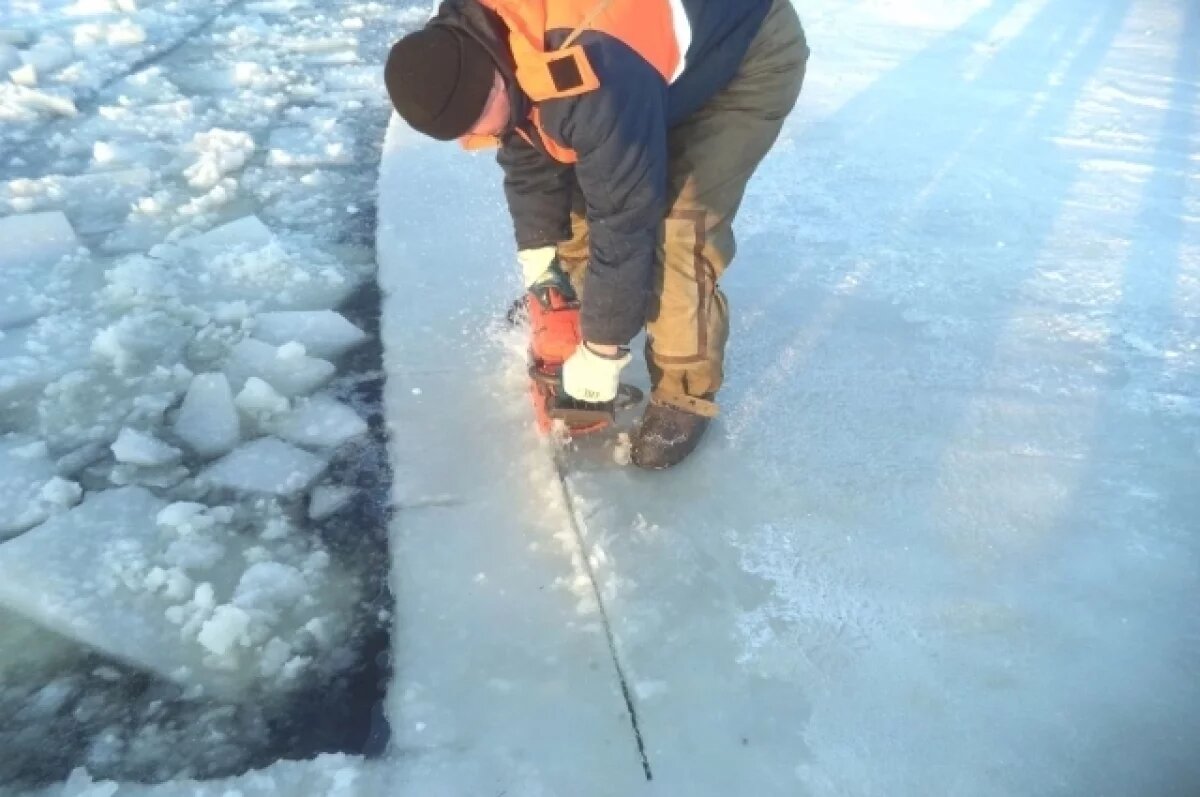    В Томской области режут лед на реках