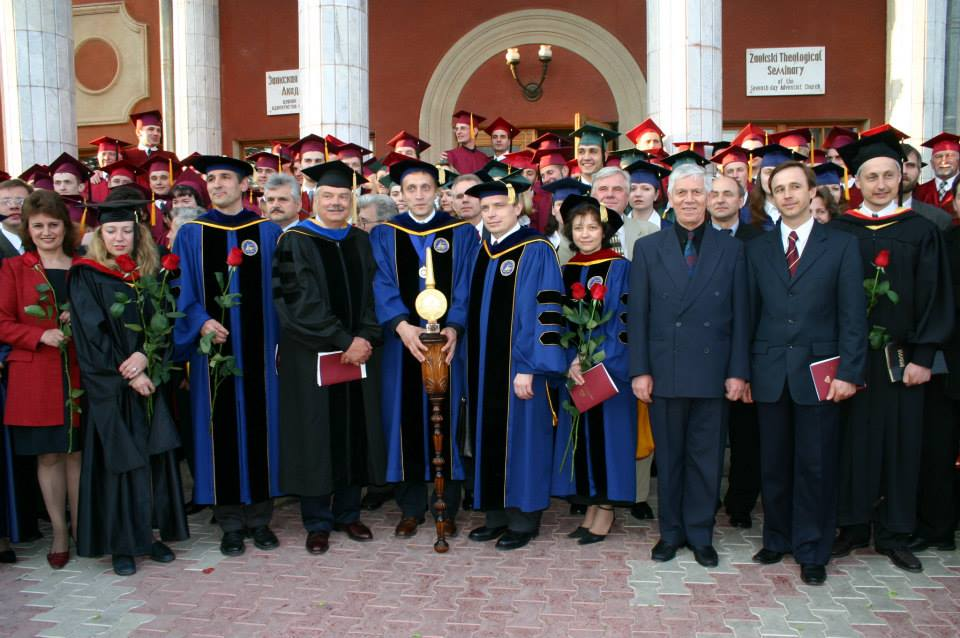 С жезлом-символом Заокского Университета доктор О. А. Жиганков. Давно это было. 