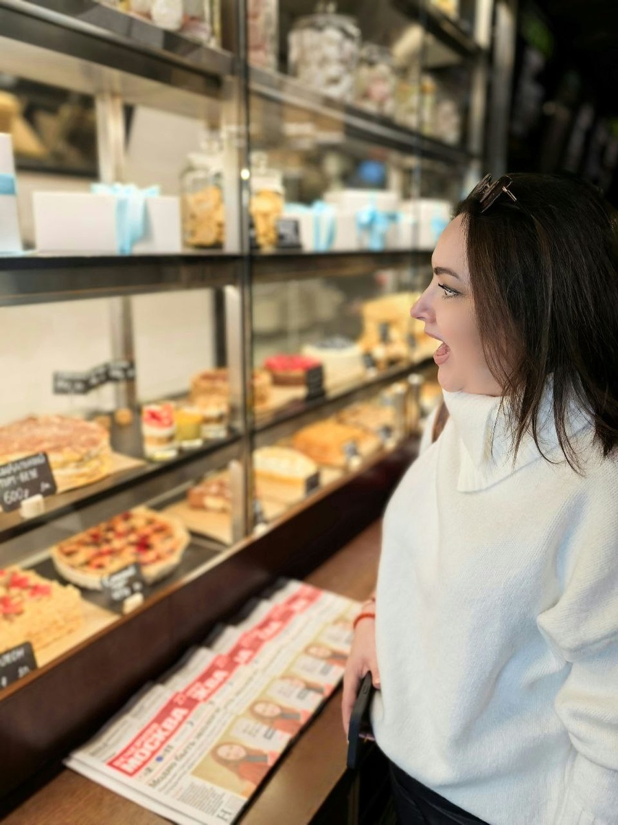 Во-первых, важно понять, что желание съесть что-то сладкое – это естественная реакция организма. Сладости ассоциируются с быстрым источником энергии и могут быть связаны с положительными эмоциональными воспоминаниями.