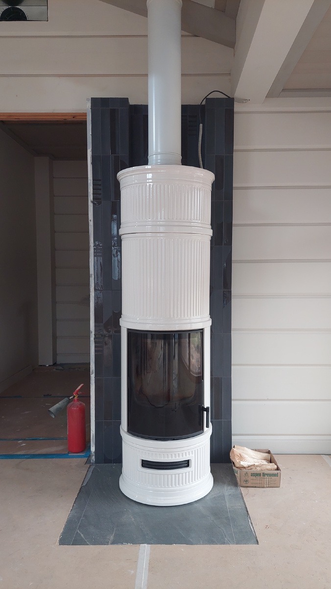 Каминная печь просматривается из столовой и из гостиной, у камина будут стоять пара кресел