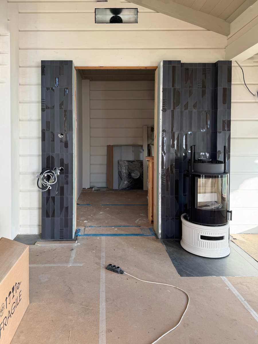 Поверхность стен за камином облицевали пликой кабанчик