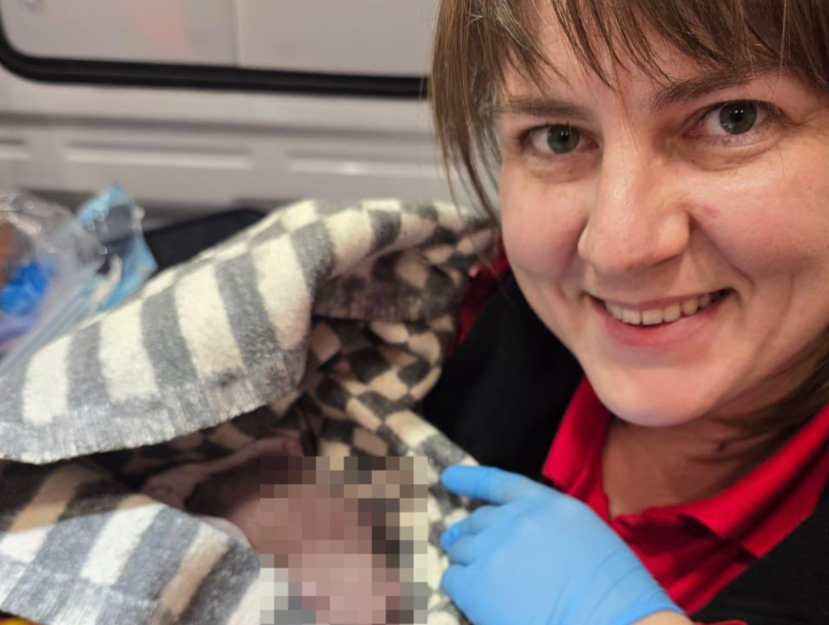 Фото: пресс-служба горбольницы №1. Фельдшер Ольга Щербакова с новорожденным