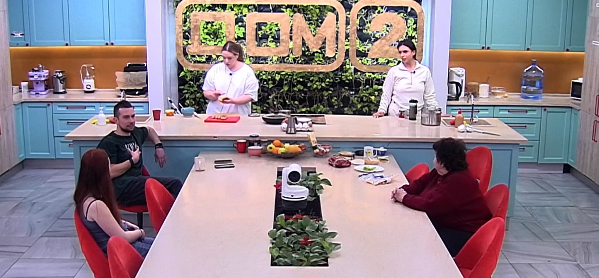 обсуждения на общей кухне (фото из эфира на «Okko»)