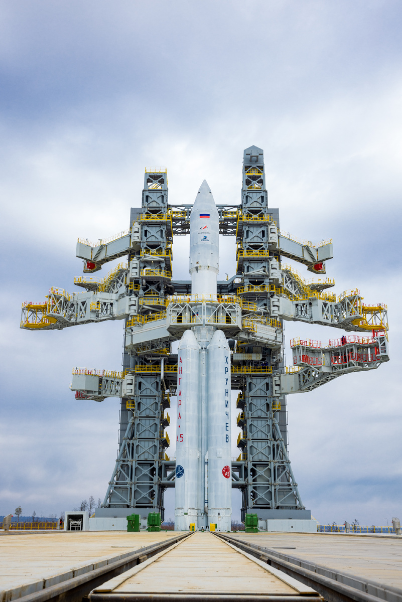 Амурская область. Космодром Восточный. Ракета-носитель "Ангара-А5" с разгонным блоком "Орион" и испытательной полезной нагрузкой на стартовой площадке космодрома Восточный. Роскосмос Медиа/ТАСС. Автор: Бережная Наталья