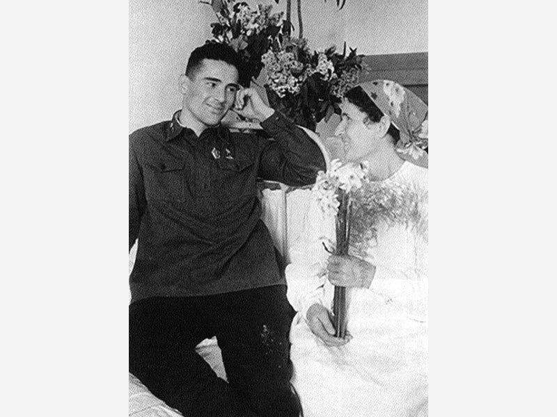 Встреча Героя Советского Союза Х.З. Мильдзихова с матерью, 1942 г. Фото военных лет.