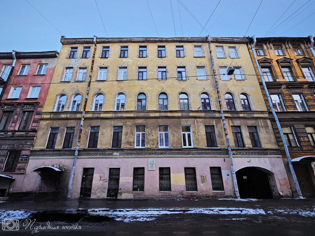 Дом потерял наличники в 2016 году. Фото: Парадная гостья