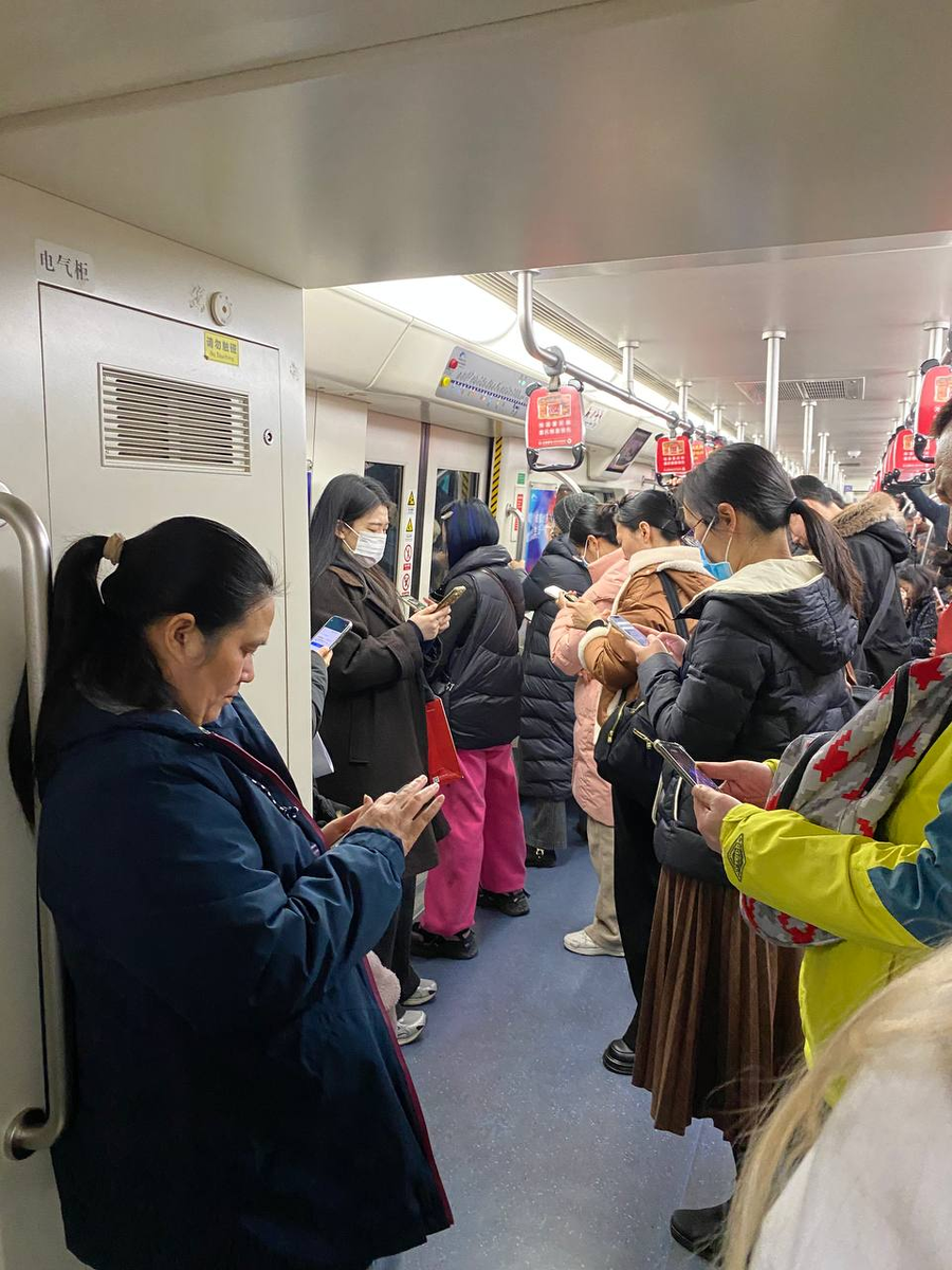 Метро очень чистое, но китайцы беспордонные и громкие