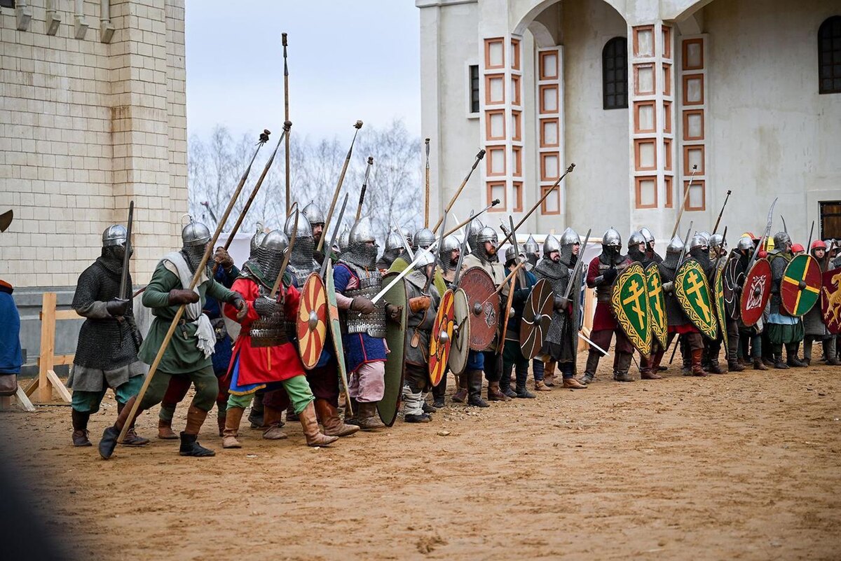 В ближайшие выходные в кинопарке "Москино" посетителей ждут реконструкции новгородских сражений и мастерские настоящих ремесленников.