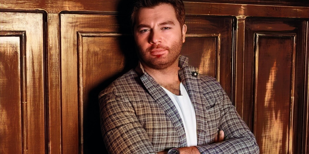 Алексей Чумаков. За счёт чего сохраняется популярность, которую он обрёл 20 лет назад?