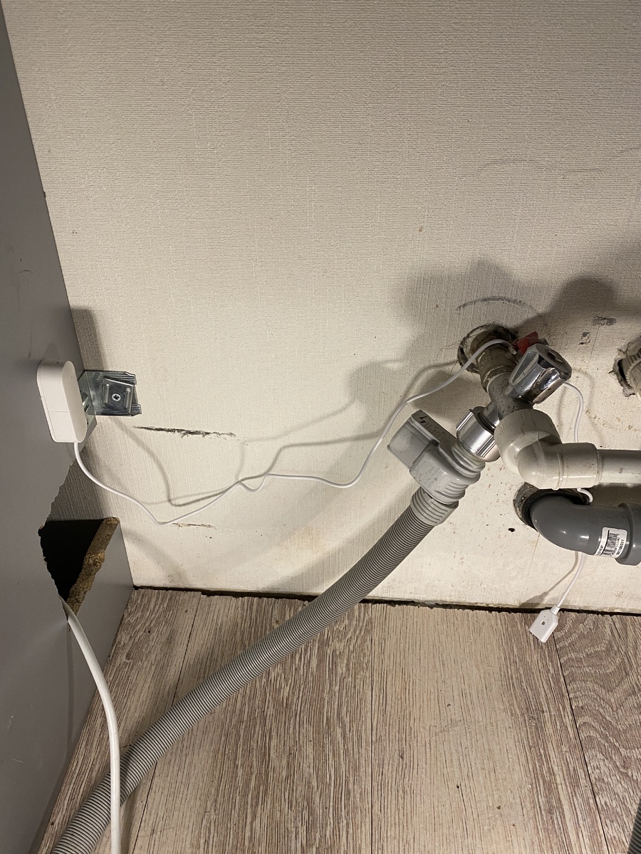 Разместил датчик протечки воды (работает по беспроводному протоколу) и пытаюсь понять, куда поставить датчик (белый справа под коленом).