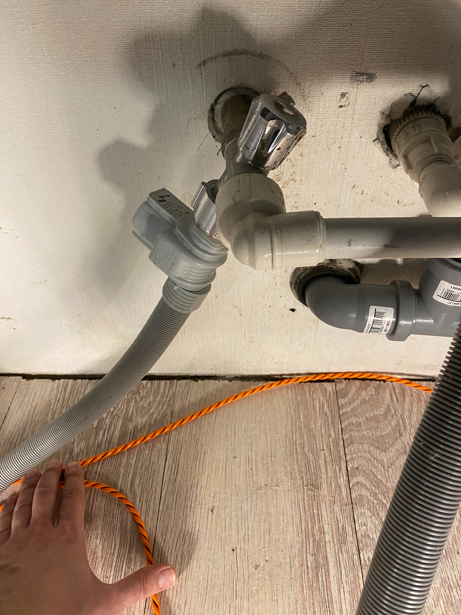 Прикидываю расположение кабеля за посудомойкой.