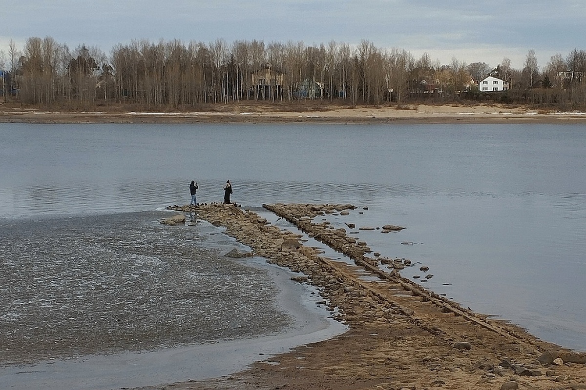    Сейчас по этому сооружению можно дойти практически до середины Волги. / vk.com/Подслушано в Рыбинске