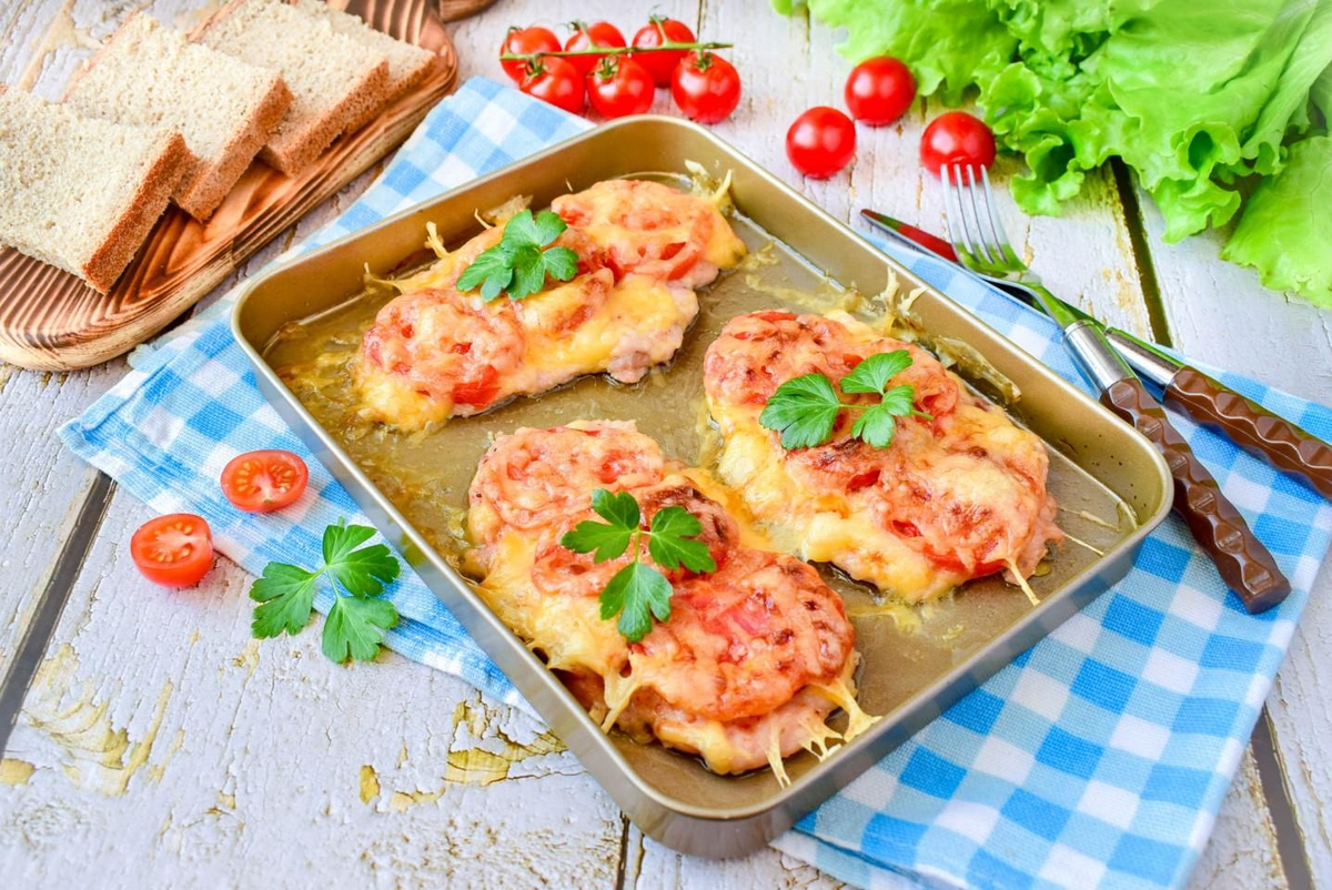 Запеченное куриное филе с сыром и томатами