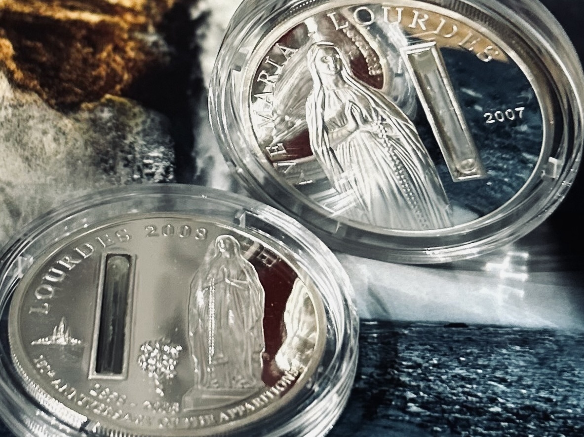 Серебряная монета с капсулой со святой водой