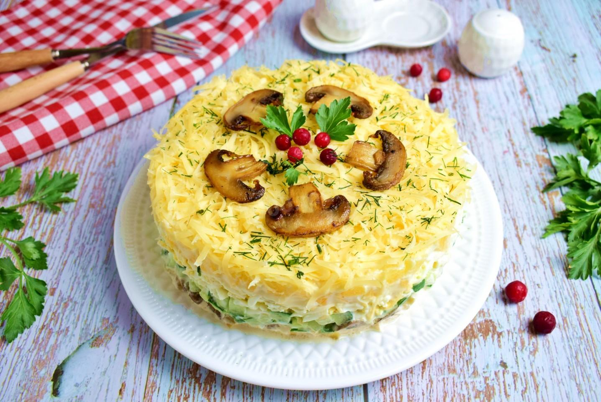 Слоёный салат с ананасами, грибами и курицей – вкусный и эффектный десерт для стола