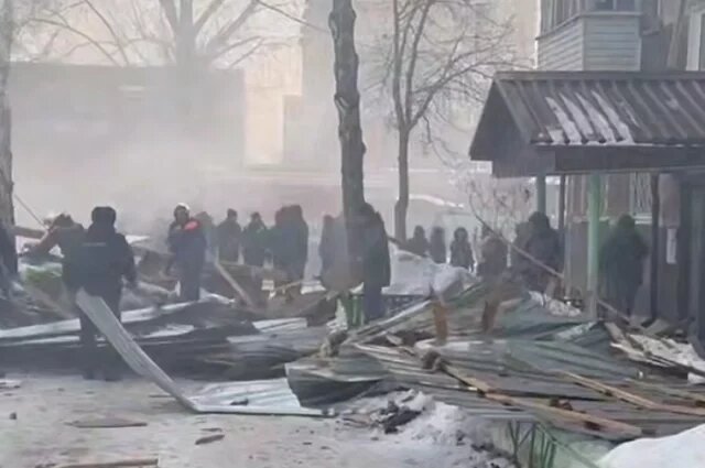    На месте работают спасатели, сотрудники полиции и ФСБ. Устанавливается, находился ли кто-либо в разрушенном доме в момент взрыва.