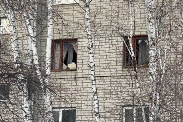    Соседнее здание сильно пострадало из-за взрыва в частном доме. О погибших пока не сообщается. Фото:  Типичный Тобольск! 