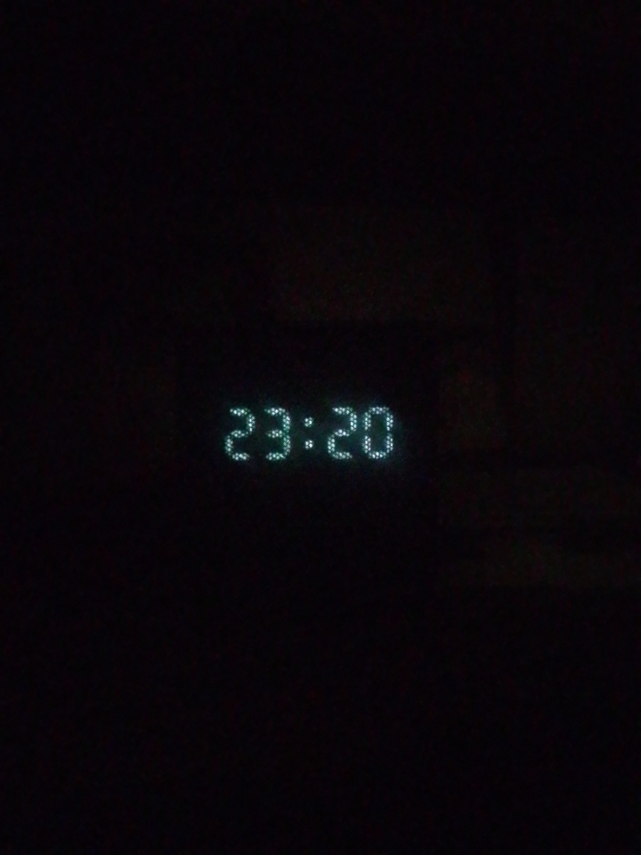 Когда Алиса неактивна, она показывает время. Очень удобно ставить будильник. Достаточно сказать "Алиса, поставь будильник на 8 утра"