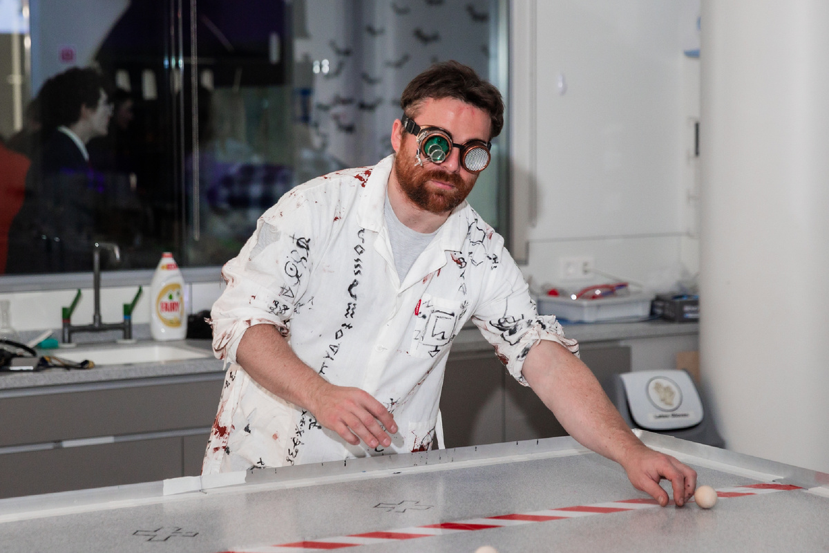 Фото из школьного архива: Игорь Сергеевич на школьном карнавале