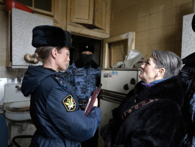    Мусорные завалы в квартире достигали потолка