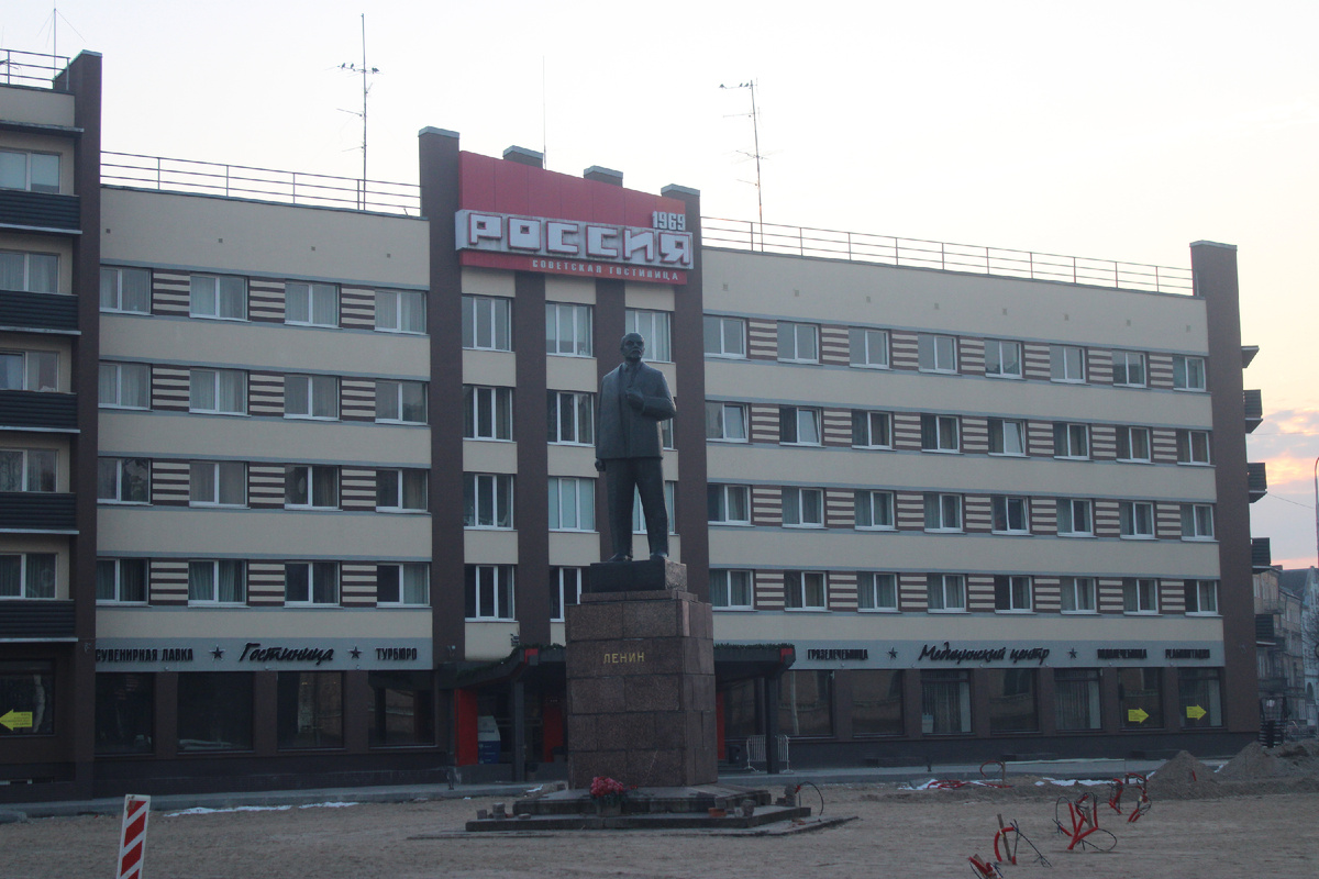 И гостиница Советская и Ленин на посту!