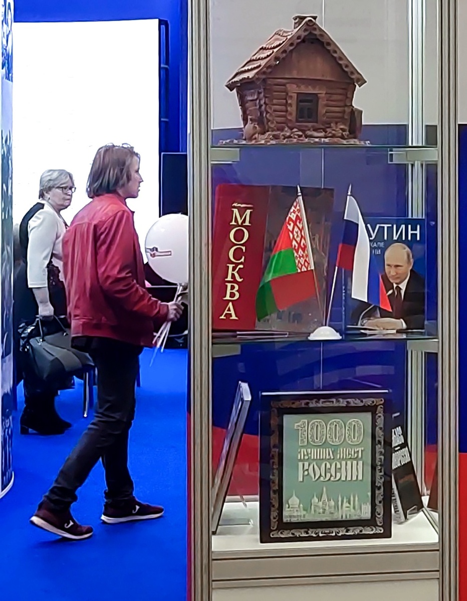    День России на ярмарке будет в пятницу, 14 марта. Но стенд "Книги из России. Москва книжная" уже сейчас привлекает посетителей./Анастасия Скорондаева/ РГ