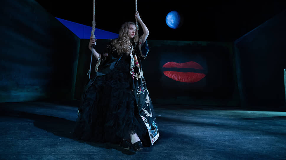 Фильм, как качели, движется из стороны в сторону без особого смысла.📷Фото: Canadian Opera Company