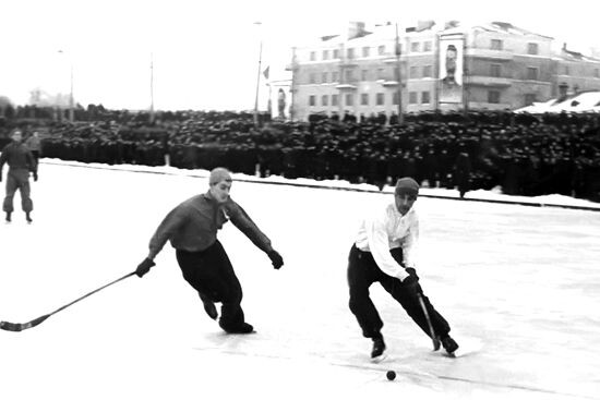 Так выглядел хоккей с мячом: футбольное поле, мячик и слегка изогнутые клюшки  Источник: Динамо