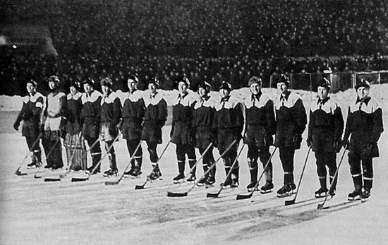 Так выглядел хоккей в 1950-х: борта из фанеры и кустарная экипировка                      
Источник: Динамо