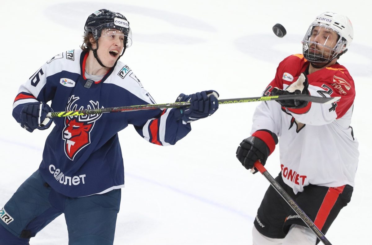    Красивый момент с участием Василия Атанасова и защитника «Авангарда» Алексея Соловьёва