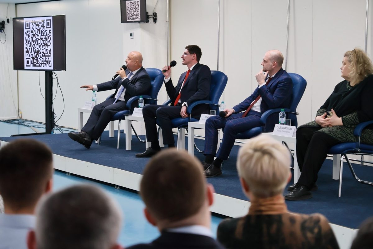    Более 70 промышленников и предпринимателей приняло участие в открытой встрече бизнеса с Андреем Саносяном