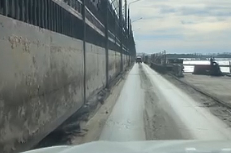    Ранее водители пожаловались на состояние дороги на переправе, которая пришла в негодность