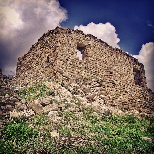 Средневековый замок Алдам-Гези