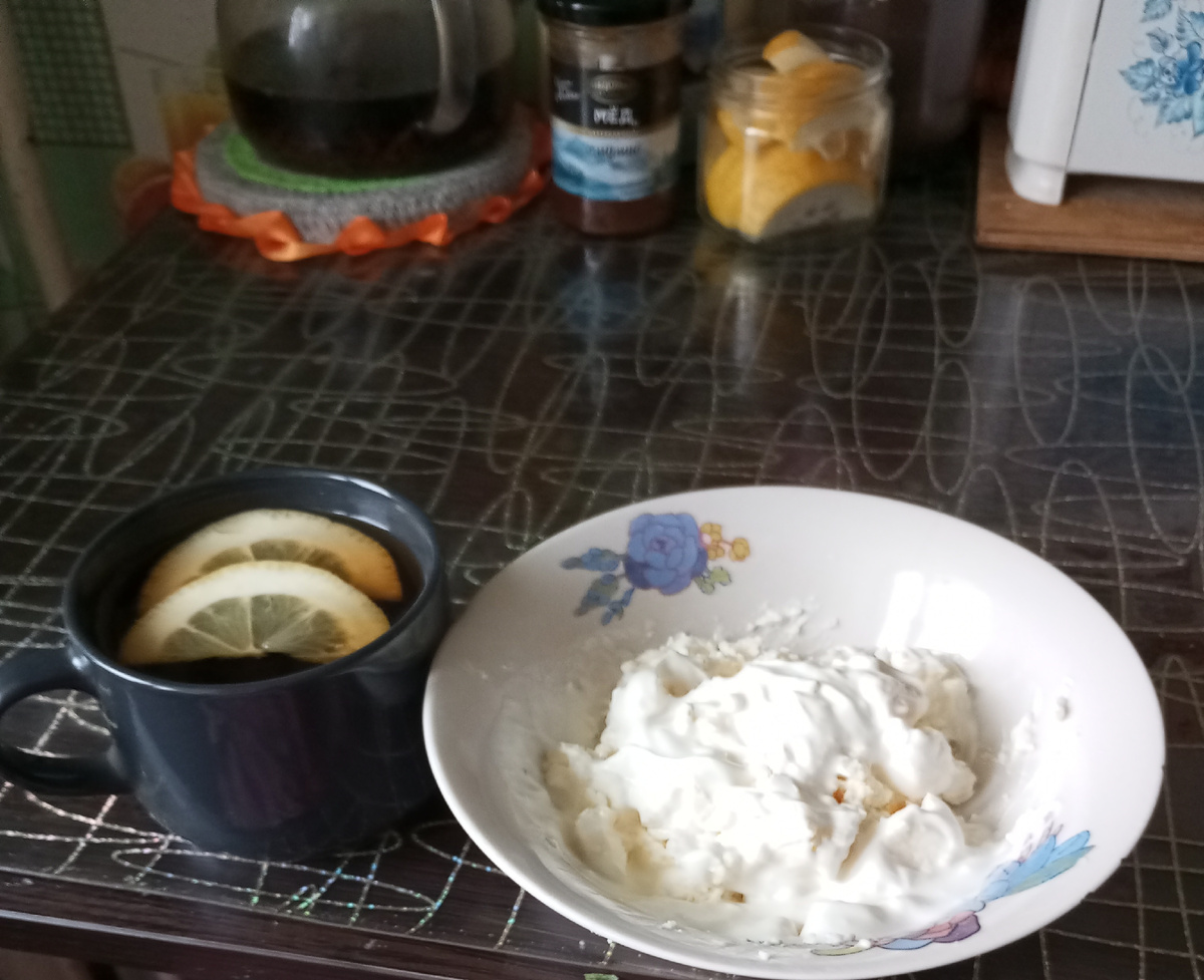 Творог с курагой и сметаной, чай с лимоном. 