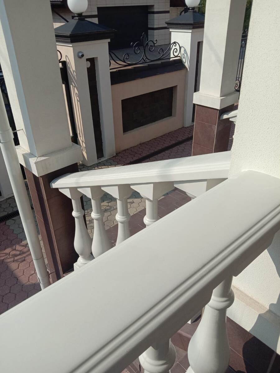 Белые перила из архитектурного бетона в Ярославле