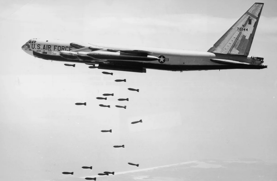 В этом году исполнилось ровно 70 лет, как принят на вооружение стратегический бомбардировщик Boeing B-52 Stratofortress. Всего было построено 740 машин. Сейчас в строю не более 60. Фото архив ВВС США