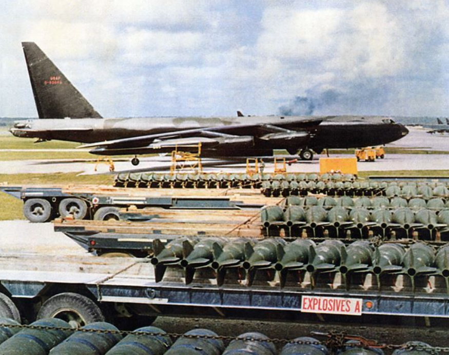 Подготовка Б-52 к вылету на базе на Гуаме. Самолет брал два железнодорожных вагона стандартных бомб МК-83. Фото ВВС США