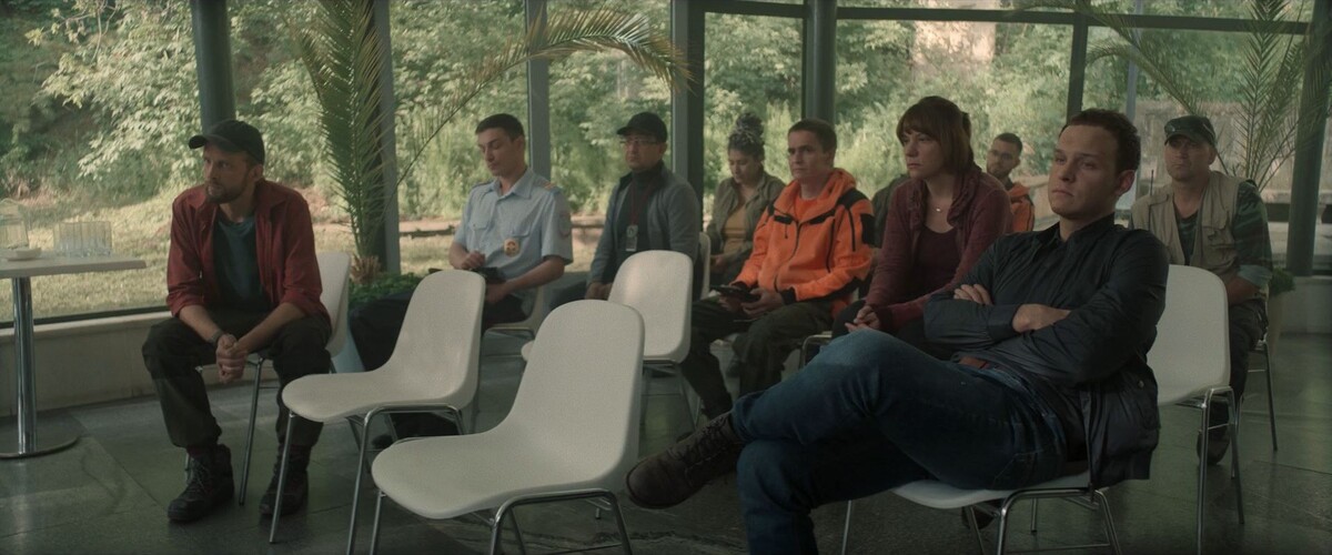 Все ключевые персонажи представлены уже в первой серии. Но в отличии от «Хрустального», этот сериал не захочется пересматривать ради наслаждения историей с заранее известными секретами. 