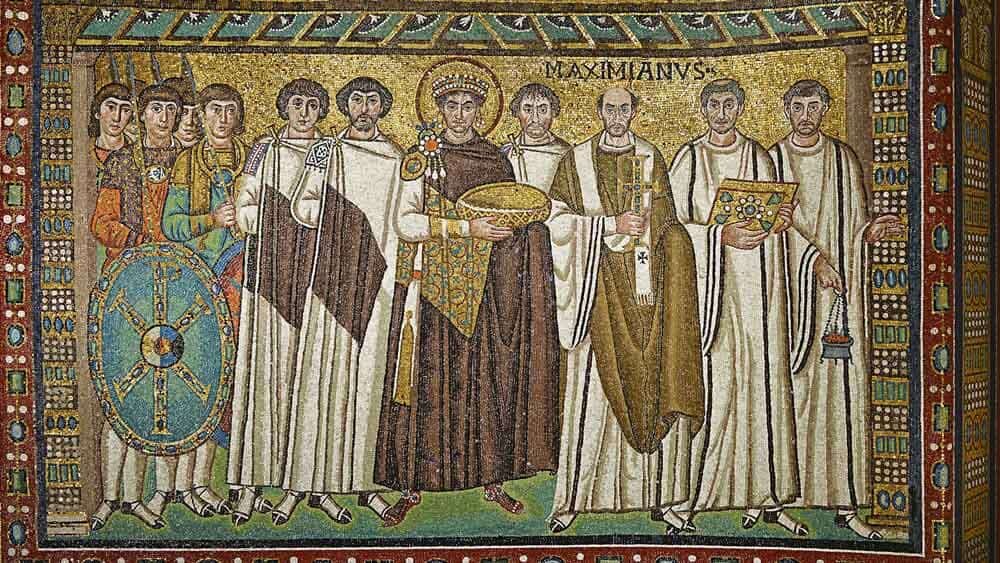 Мозаика с изображением императора Юстиниана и его свиты, бородатая фигура слева от императора, вероятно, Велизарий, VI в. н. э. Источник: Базилика Сан-Витале, Равенна
