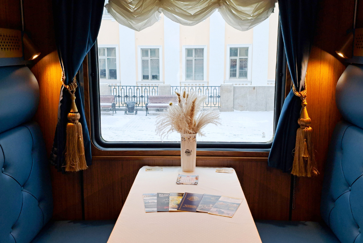 Так выглядит интерьер купе в вагоне СВ. Очень мило и уютно. Жаль, что во время поездки времени здесь проводить приходится не так уж и много 