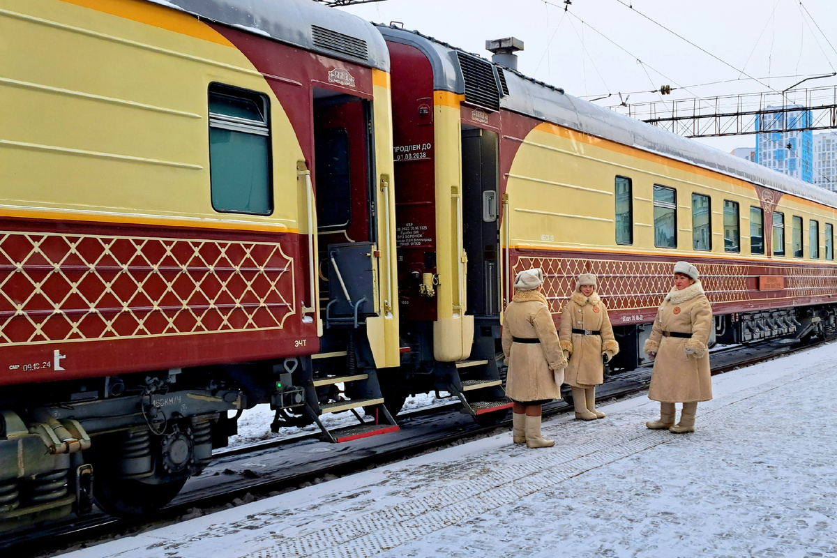 Перед отправлением поезда со станции Екатеринбург-Пассажирский. По случаю морозной погоды проводники одеты в аутентичного вида бекеши