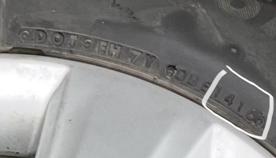 Вот так выглядит DOT номер, последние 4 цифры которого - неделя и год производства