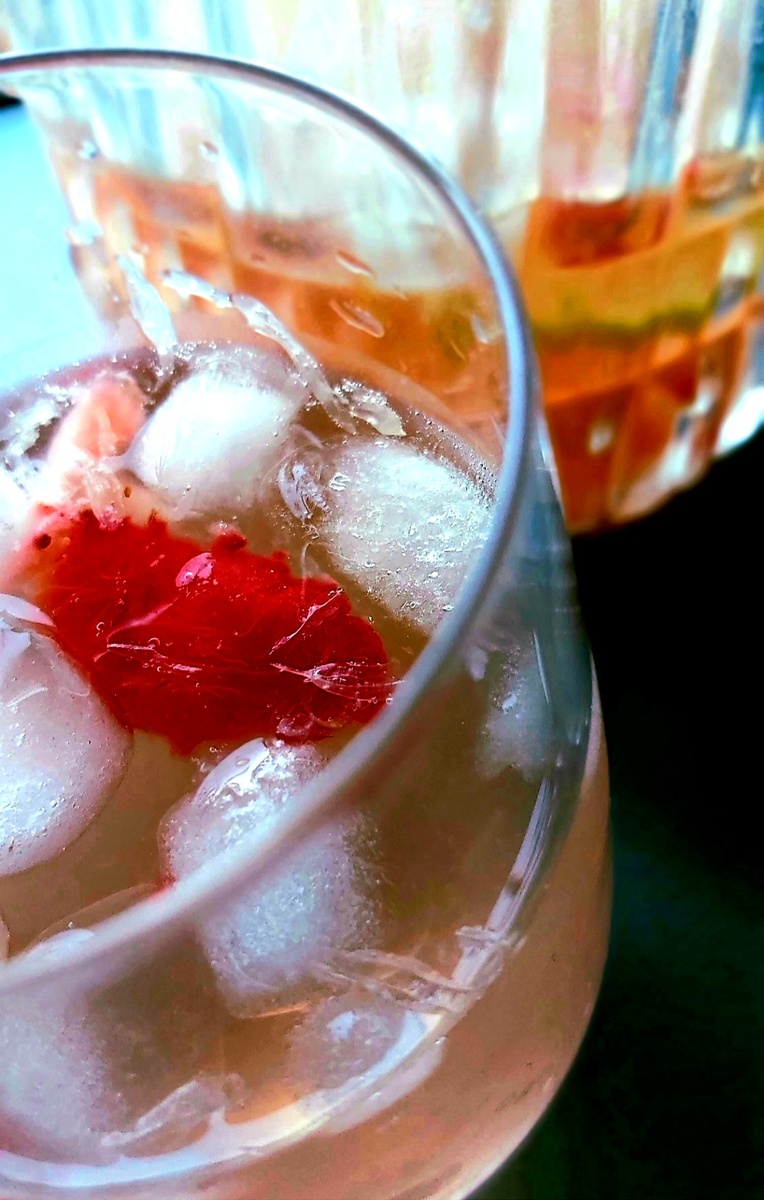 "она любит клубнику со льдом"...