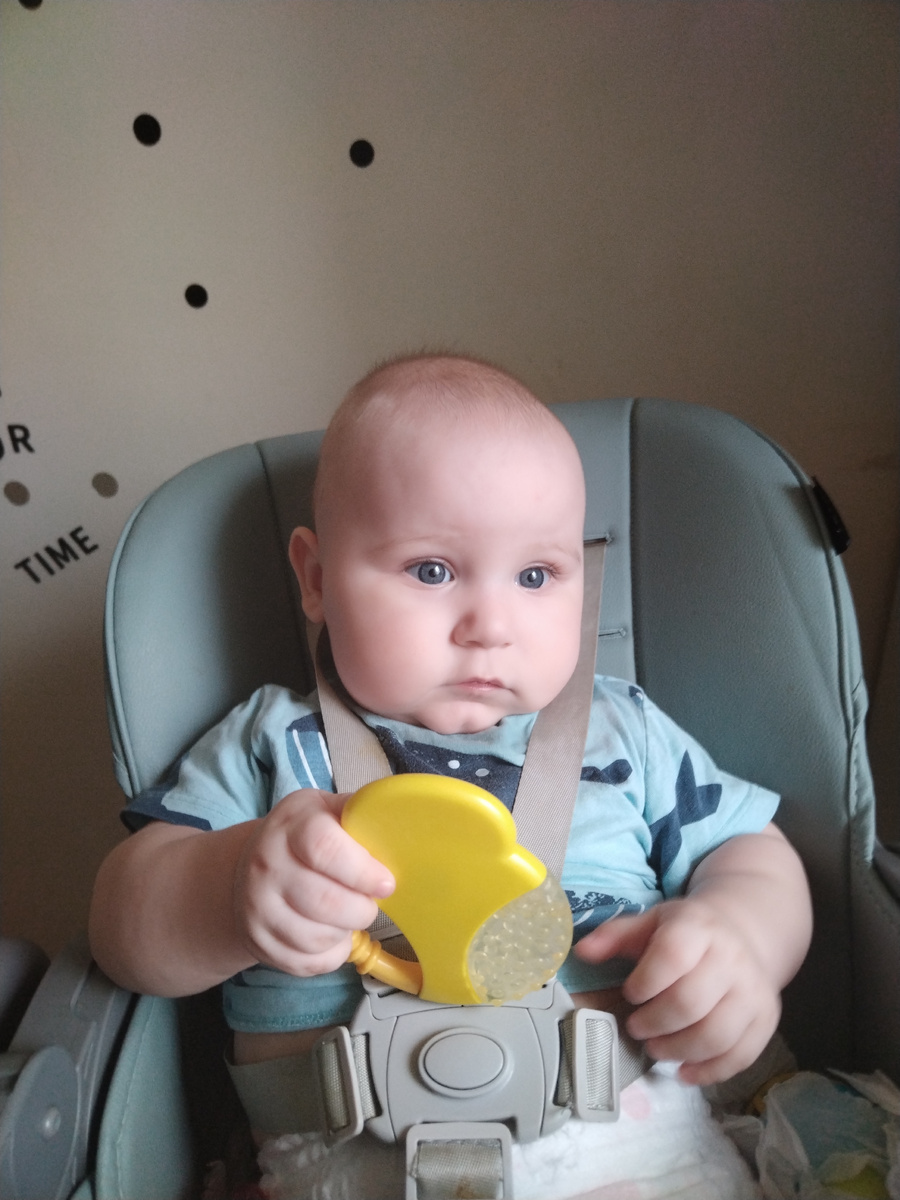 Пап, ну ты чего? Это же игрушечная пчёлка 🐝