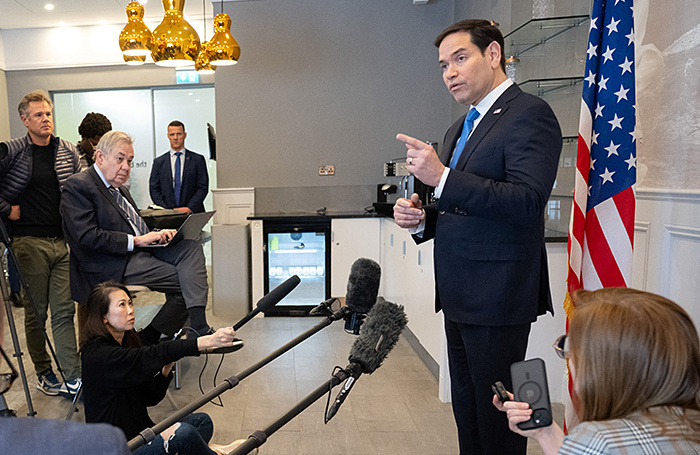    Госсекретарь США Марко Рубио отвечает на вопросы журналистов касательно переговоров в Джидде. Saul Loeb/Reuters